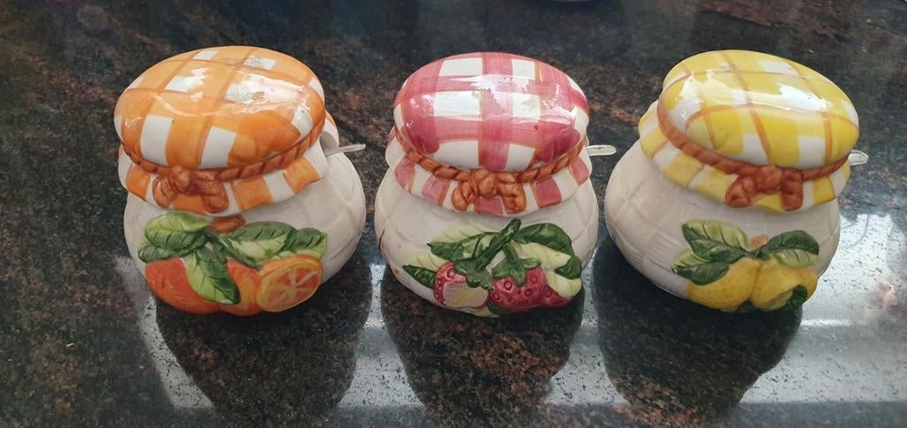 Set van 3 keramische jampotjes met fruitdecoratie, Gebruikt, Ophalen of Verzenden, Voorraadpot, Steen/keramiek