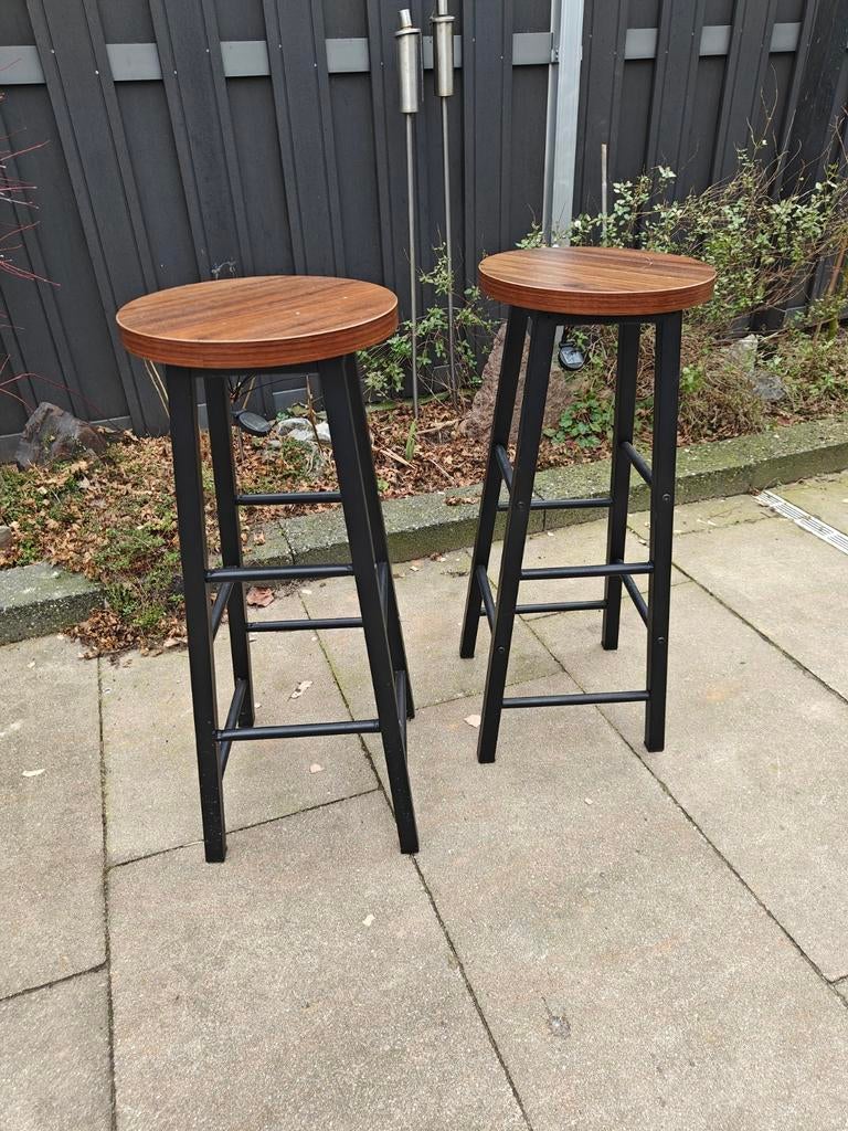 2 barkrukken met zwart onderstel en houten zitting, Ophalen, Gebruikt, 60 tot 90 cm, Hout