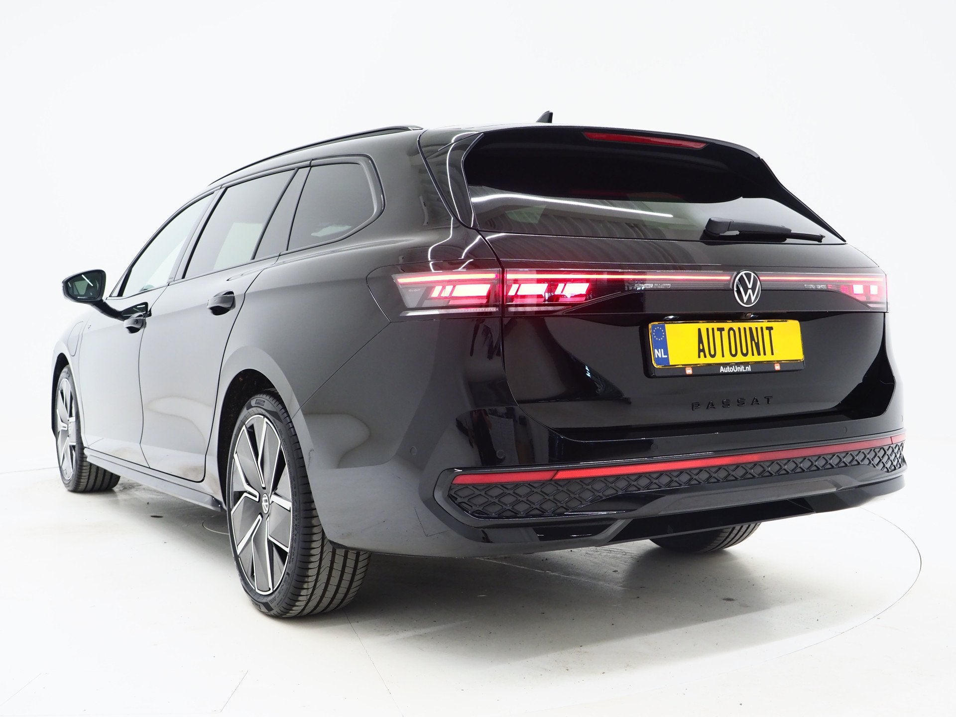 Volkswagen Passat Variant 1.5 eHybrid R-Line | 5 Jaar Garant, 77 km/l, Zwart, 4 cilinders, Zwart