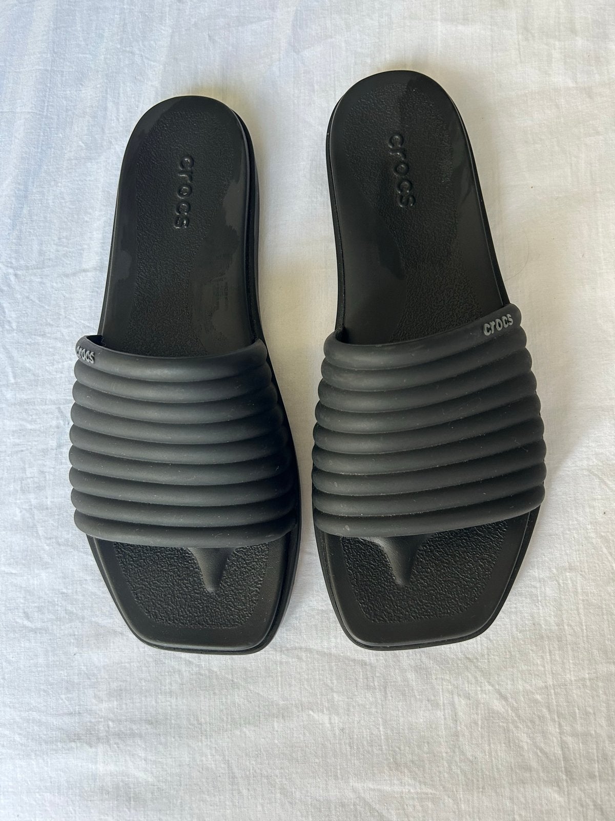 Crocs zwarte slippers - Zo goed als nieuw, Slippers, Zwart, Ophalen of Verzenden, Zo goed als nieuw