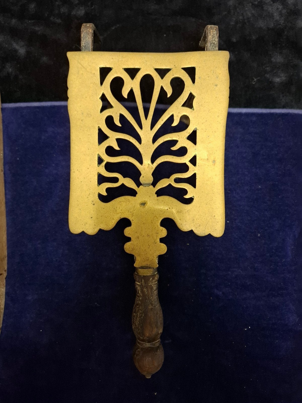 Antieke messing onderzetter met houten handvat, Ophalen of Verzenden