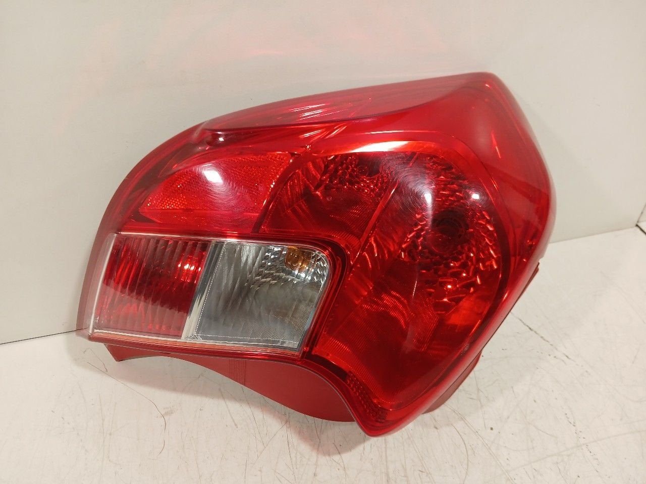 Achterlicht links buiten Opel Karl, Auto-onderdelen, Onderdelen@venauto.nl, Van der Ven Autorecycling B.V., Gebruikt, Ettenseweg 76, 4706 PB Roosendaal, The Netherlands