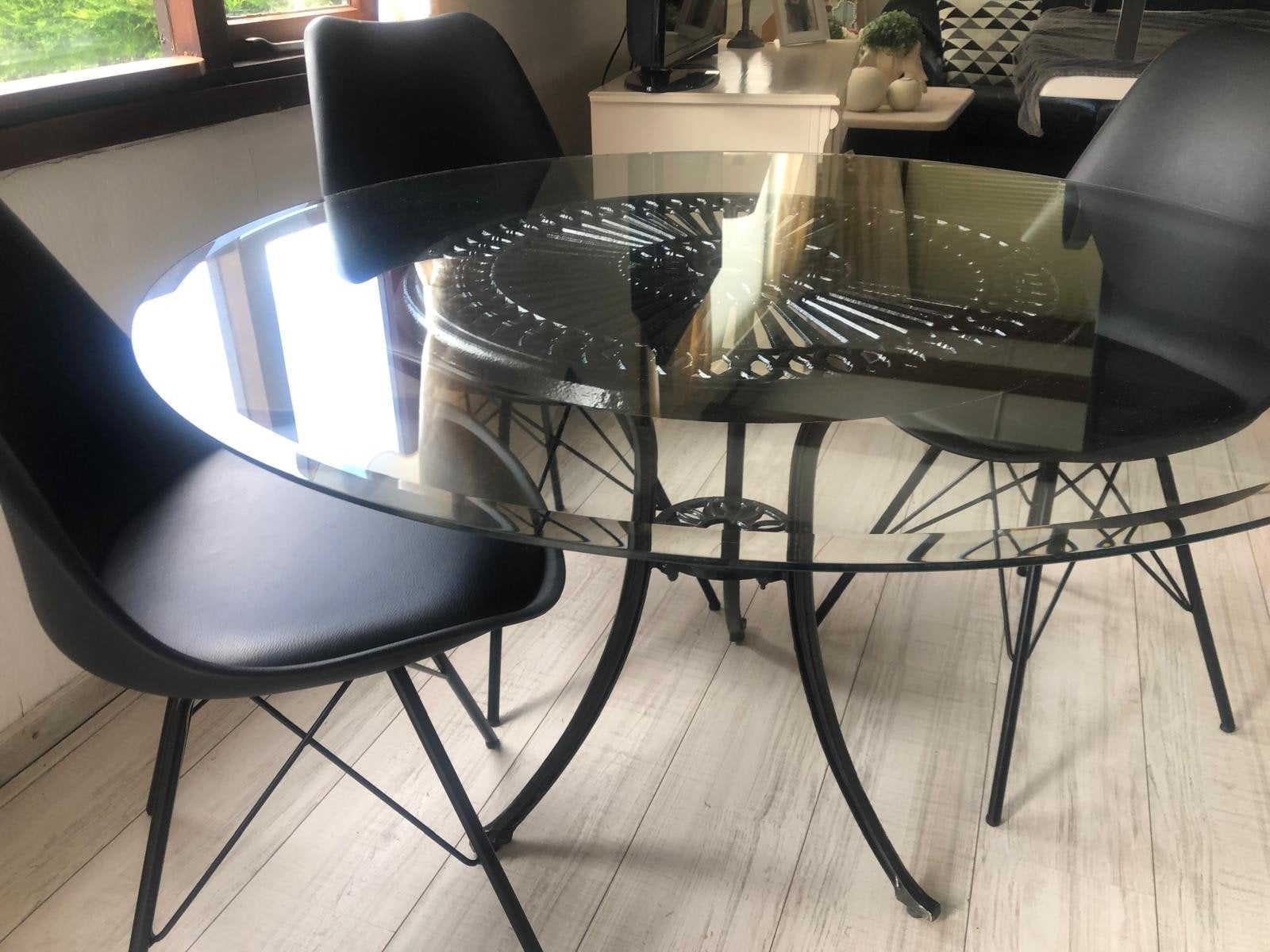 Eethoek 1 tafel met 4 stoelen en mooie glasplaat geslepen (1, Ophalen, Zo goed als nieuw