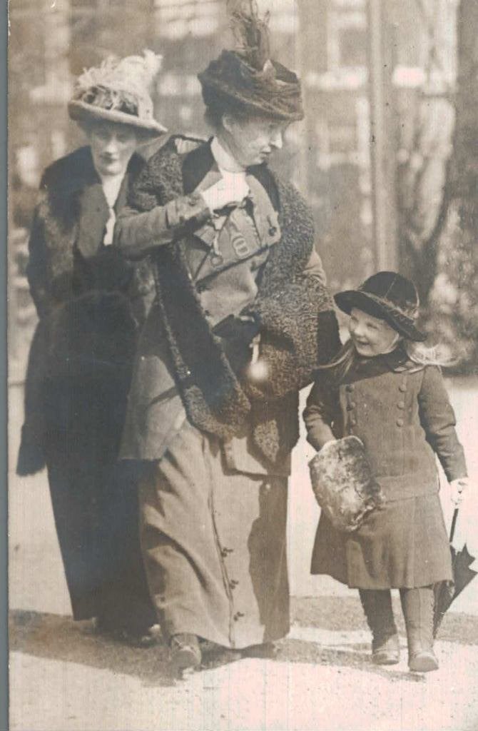 FOTOKAART Zeldzame foto Prinses Juliana als kind met hofdame, Ophalen of Verzenden, Voor 1920, Ongelopen, Politiek en Historie