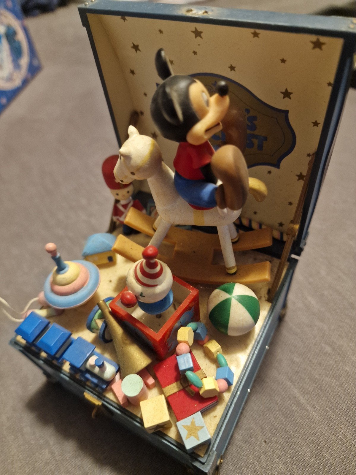 Mickey's Toy Chest Muziekdoos - Disney Schmid, Verzamelen, Ophalen, Mickey Mouse, Zo goed als nieuw, Beeldje of Figuurtje