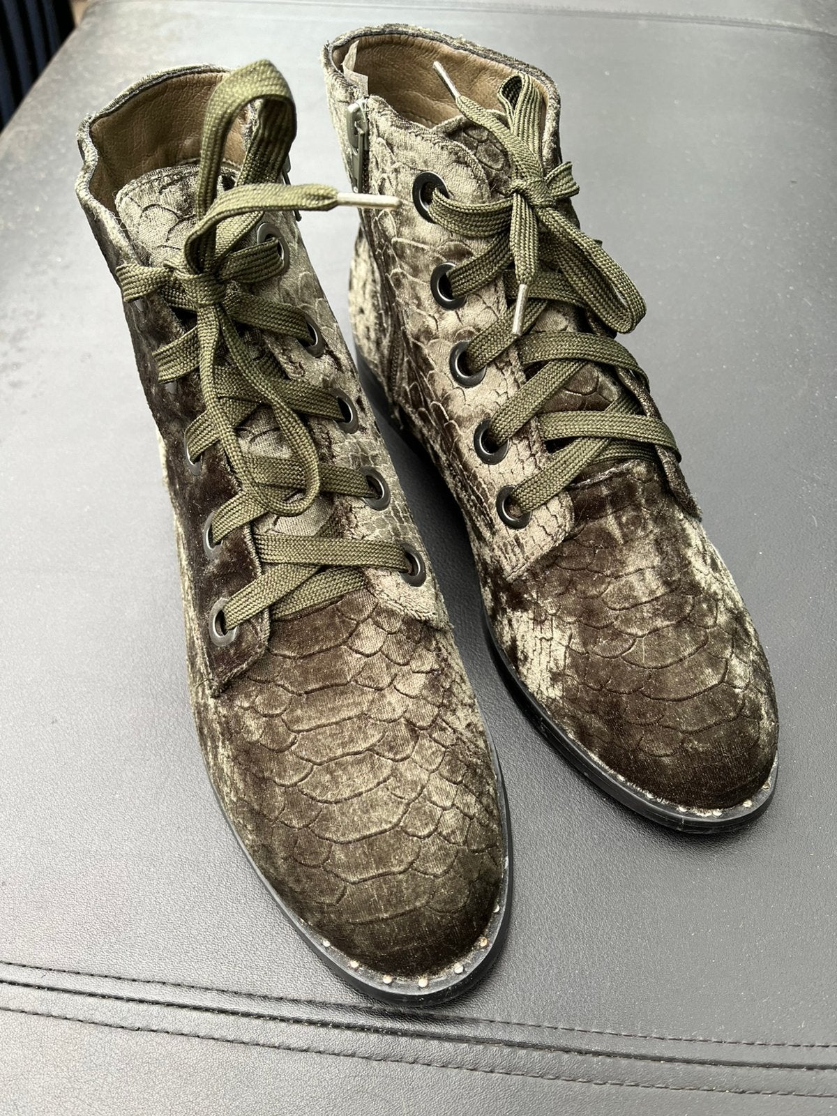 Kaki booties met print van Fabs maat 41. ZGAN, Overige typen, Ophalen of Verzenden, Zo goed als nieuw, Groen