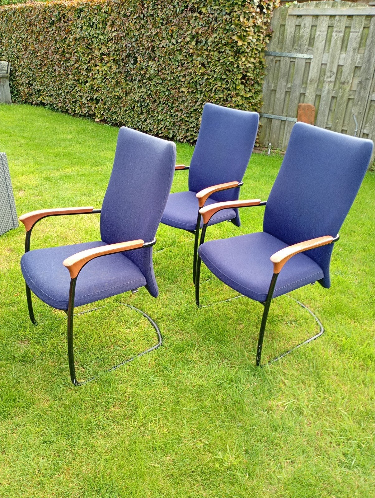 Foto 4 van Set van 3 Vepa bureaustoelen - Blauw met houten armleuningen