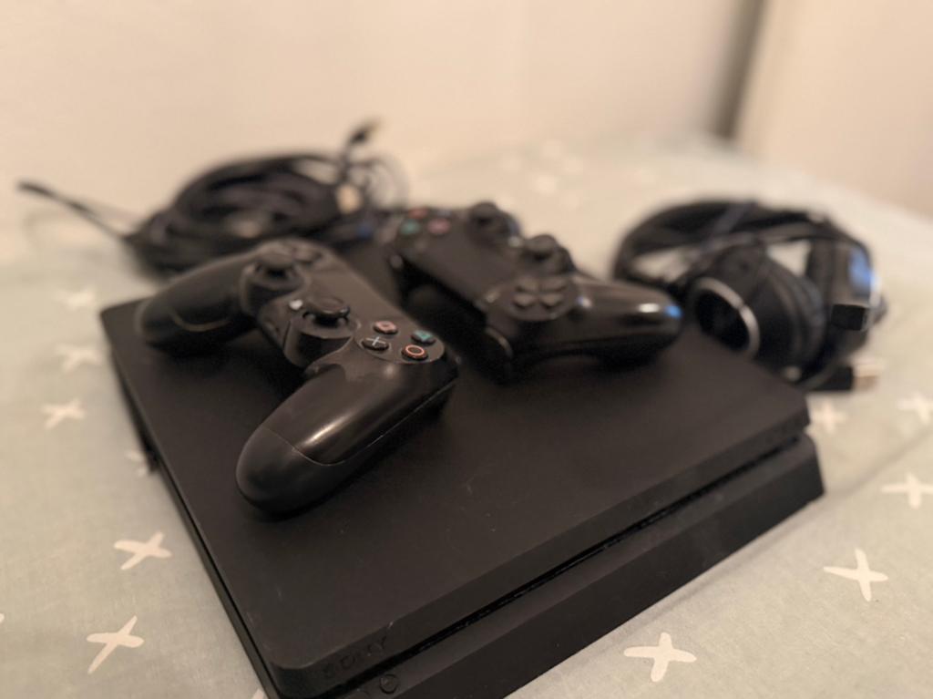 Playstation 4 + 2 controllers+headset+alle kabels+int. kabel, 500 GB, Met 2 controllers, Ophalen of Verzenden, Zo goed als nieuw