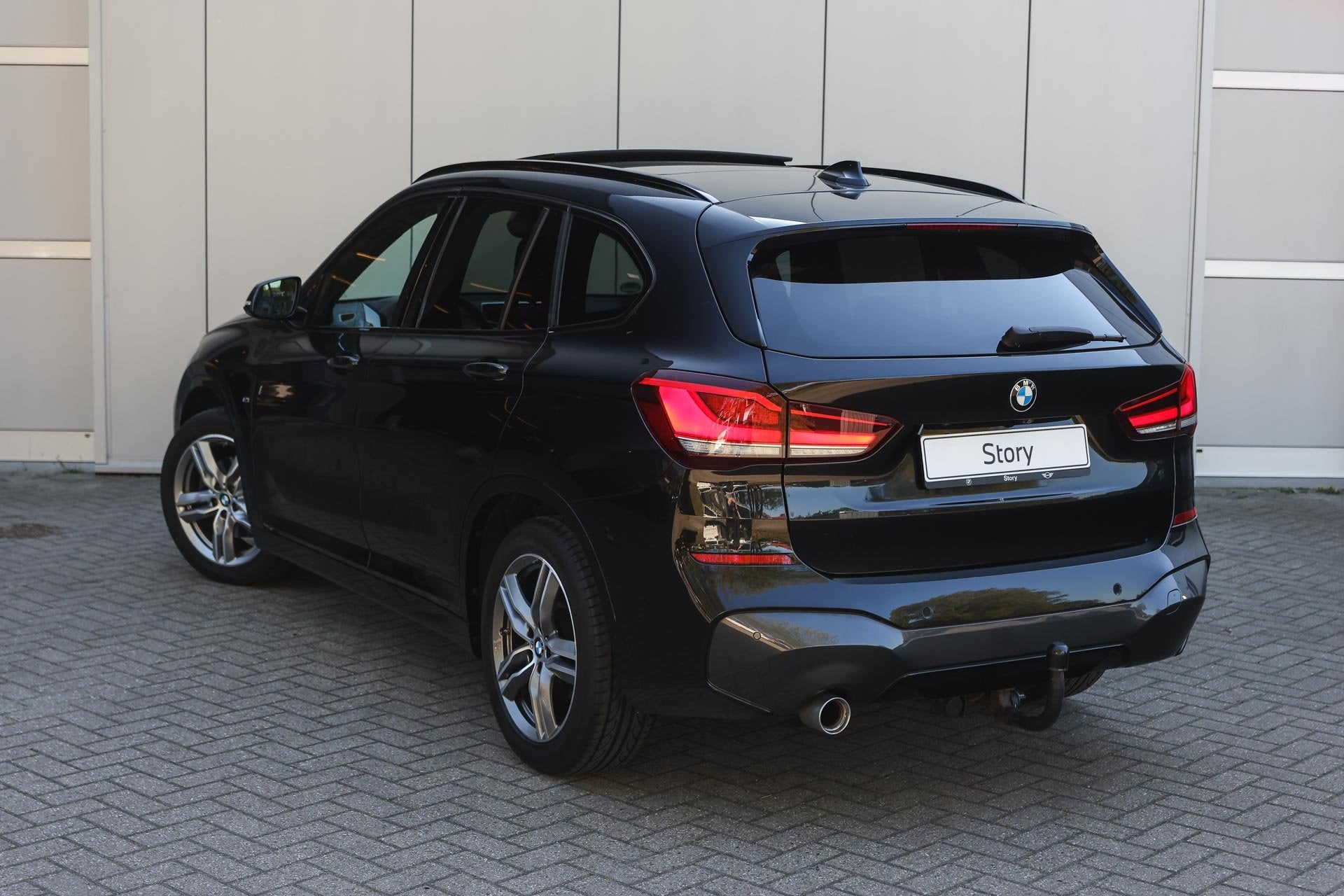 BMW X1 sDrive18i High Executive M Sport Automaat / Panoramad, Auto's, BMW, 12 maanden, Stof, Gebruikt, Zwart