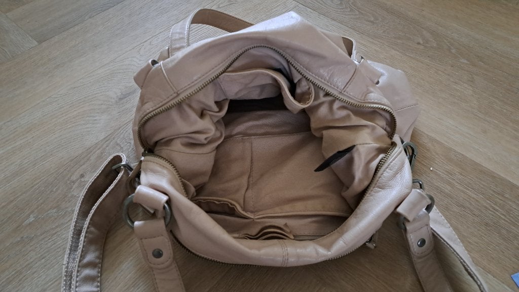 T.k.a. leren beige handtas merk Fredsbruder, Sieraden, Tassen en Uiterlijk, Tassen | Schoudertassen, Ophalen, Gebruikt, Beige