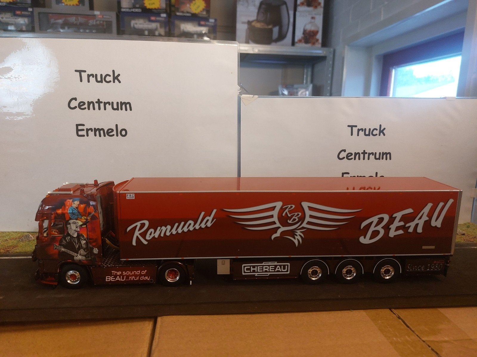 Beau; DAF XF 105 SUPER SPACE CAB 4X2
Met koeloplegger, Hobby en Vrije tijd, Modelauto's | 1:50, Ophalen of Verzenden, Nieuw, Bus of Vrachtwagen