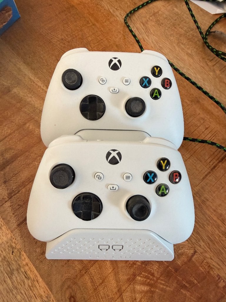 Xbox controllers + oplaadstation, Spelcomputers en Games, Ophalen of Verzenden, Zo goed als nieuw, Controller, Xbox Original