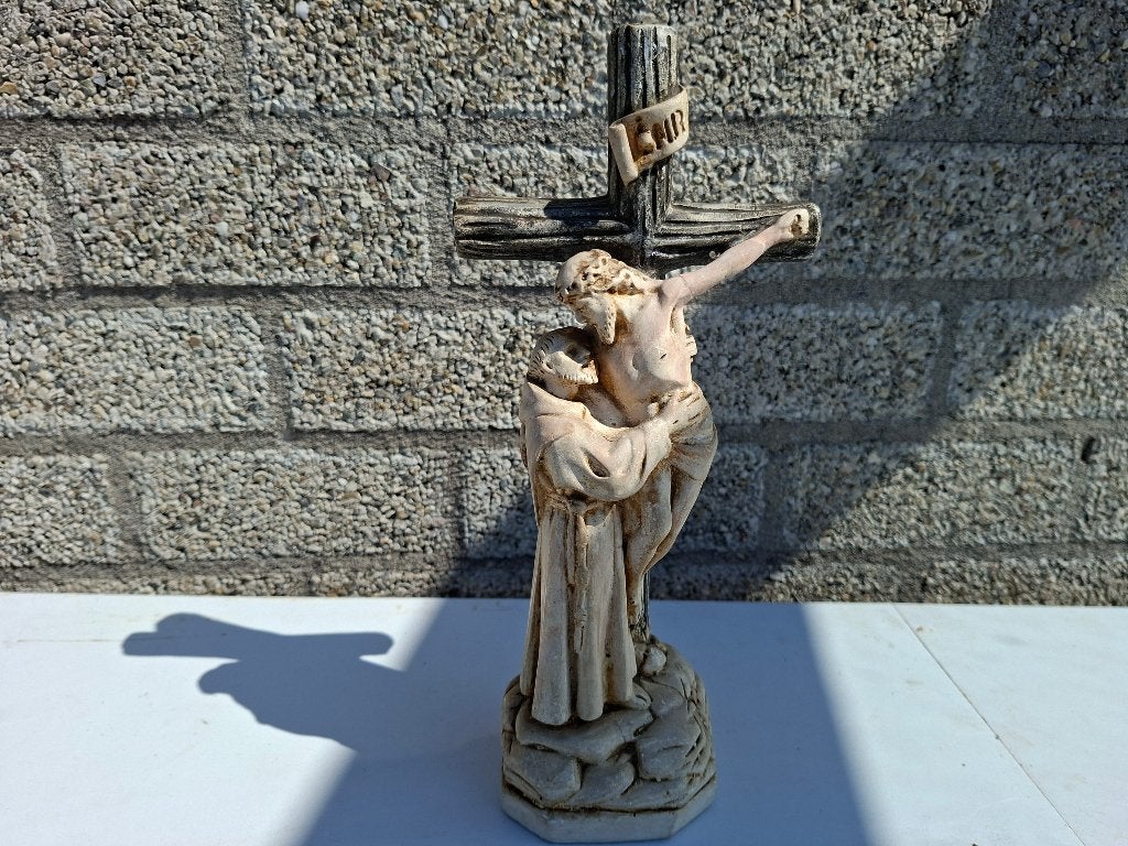 antiek beeld christus aan het kruis en franciscus omhelst, Ophalen of Verzenden