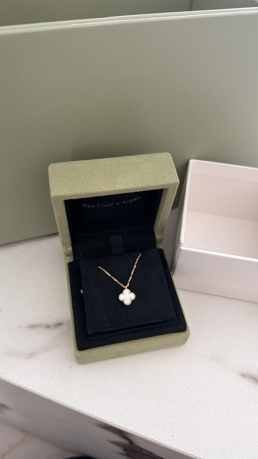 Authentiek van cleef alabama gold parelmoer, nieuw in doos, Ophalen of Verzenden, Zo goed als nieuw, Goud, Dame