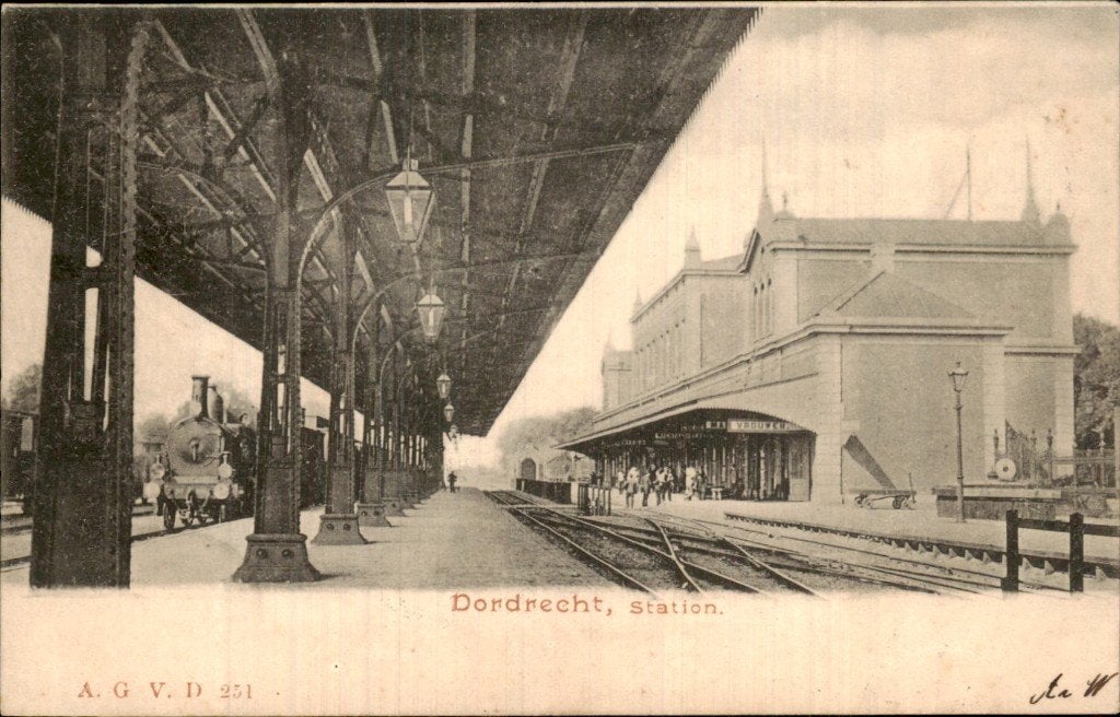Dordrecht - Station - Perron met locomotief, Ophalen of Verzenden, Voor 1920, Gelopen, Zuid-Holland