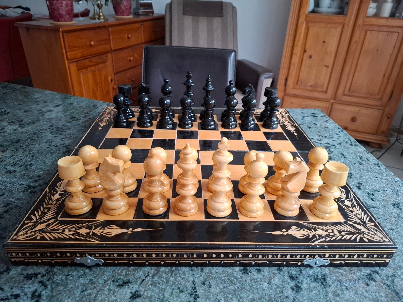 prachtig handgesneden groot schaakspel in cassette Z.G.A.N., Ophalen, Zo goed als nieuw