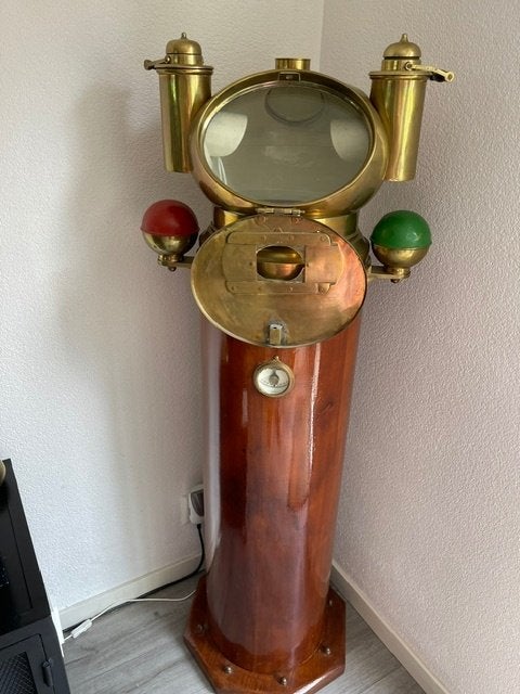 Scheepskompas antiek.   152 cm hoog, Ophalen, Koper