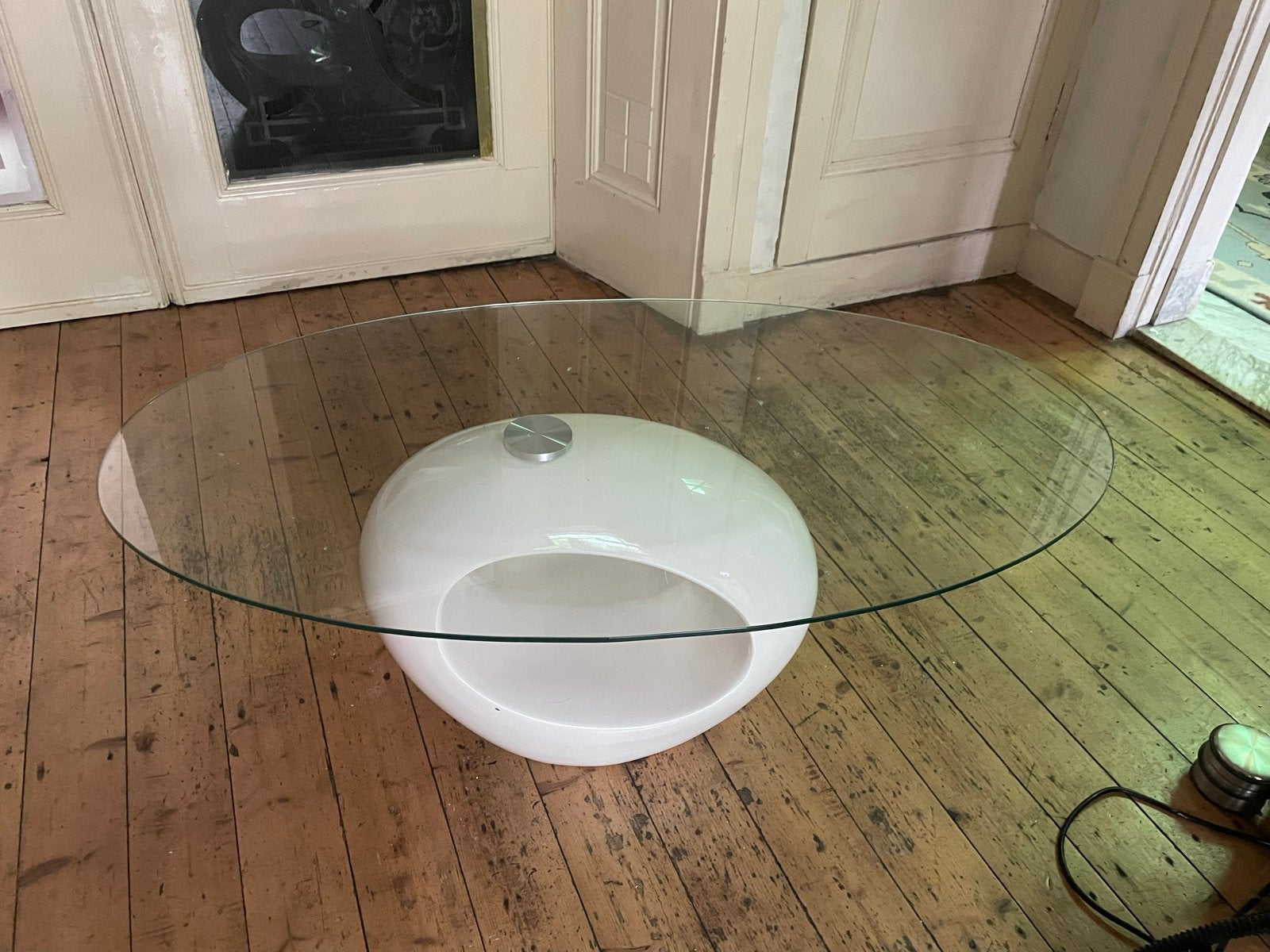 Moderne glazen salontafel met witte ovale voet, Huis en Inrichting, Tafels | Salontafels, Ophalen, Gebruikt, 100 tot 150 cm, Glas