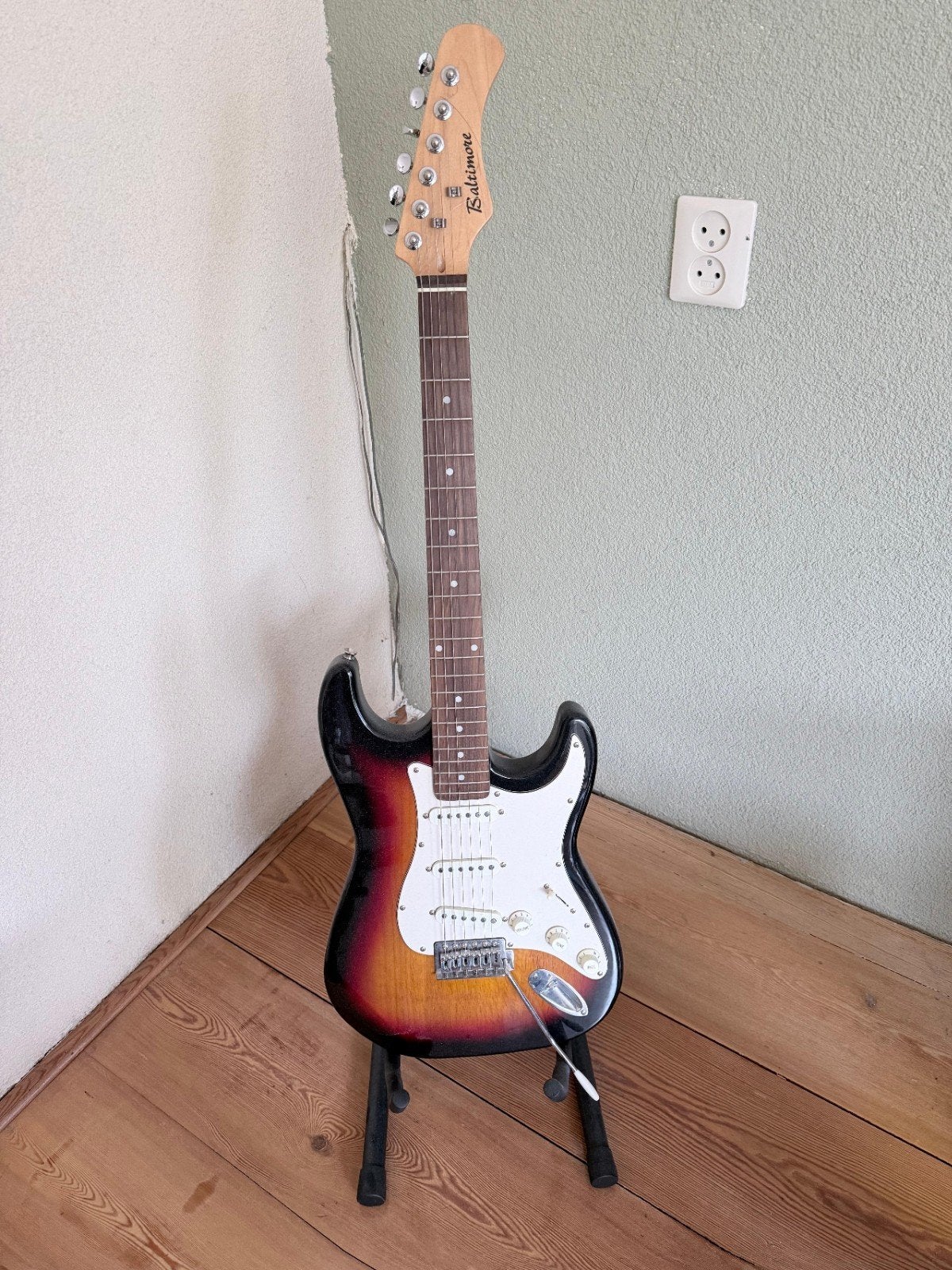 Baltimore elektrische gitaar met standaard en tas, Ophalen, Gebruikt, Solid body, Overige merken
