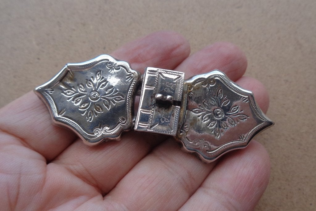 zilveren broche van een bijbelslot [1043], Verzenden, Zilver, Broche
