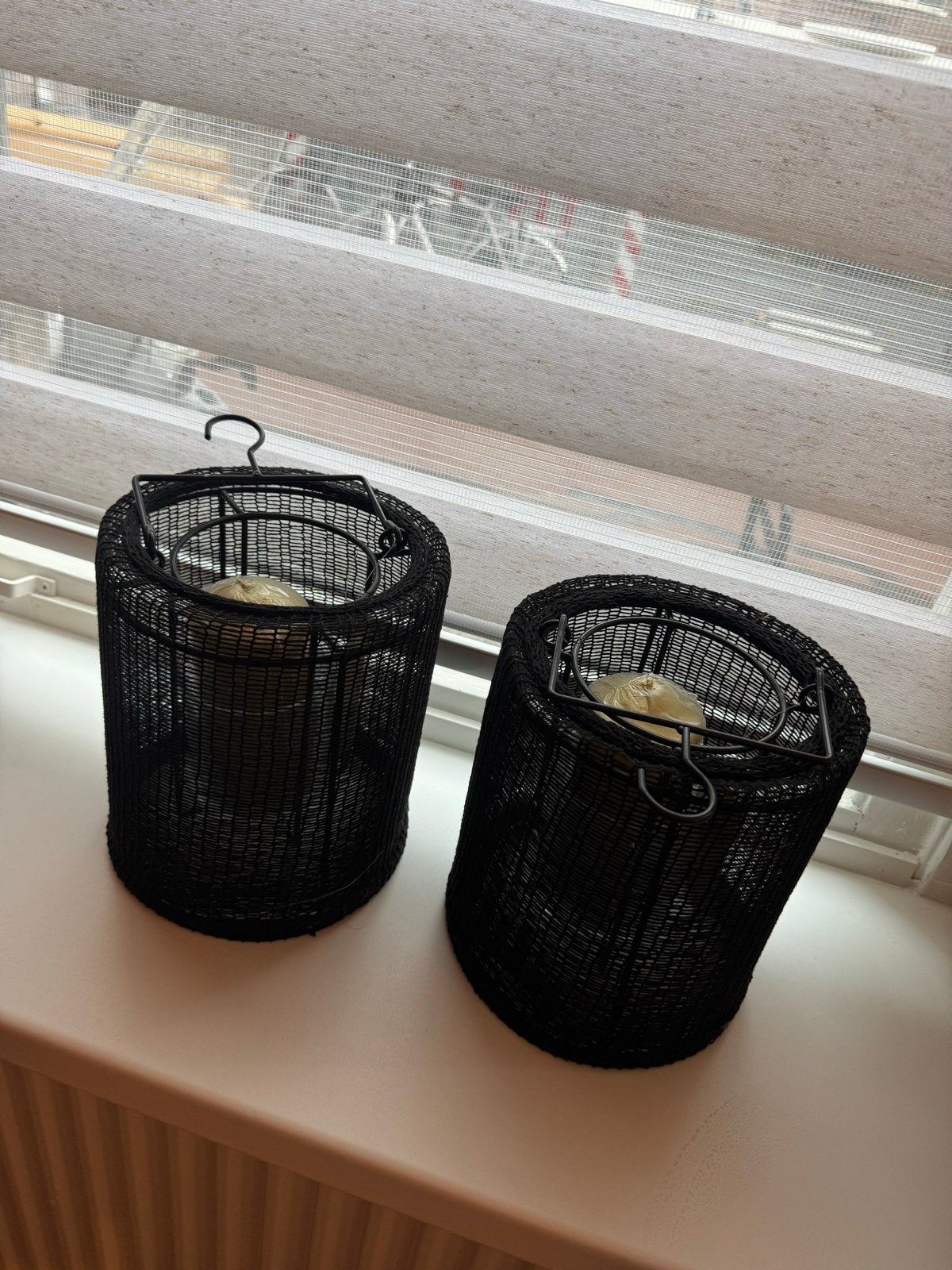 Set van 2 zwarte metalen lantaarns/windlichten, Ophalen, Lantaarn, Zwart, Zo goed als nieuw