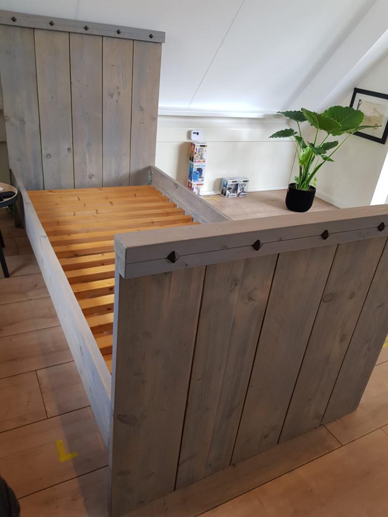 Bed met nachtkastje, Ophalen