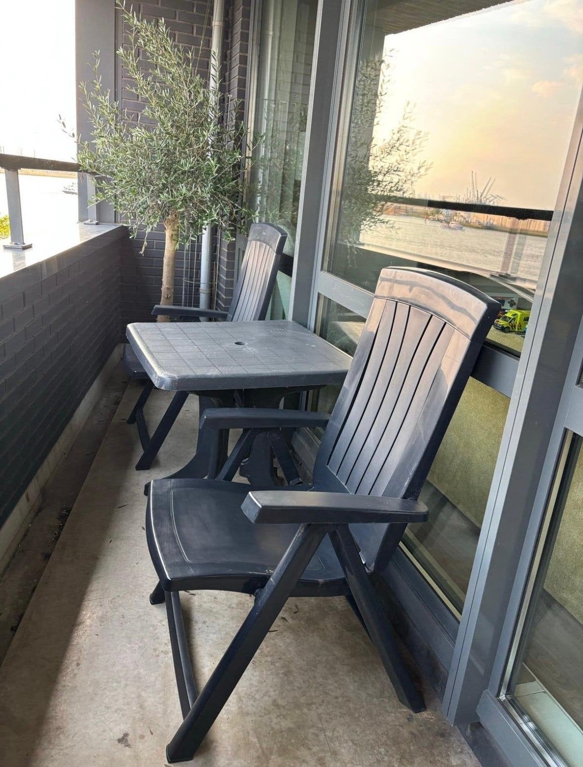 Kunststof tuinset met 2 stoelen en tafel, Tuin en Terras, Kunststof, Gebruikt, Stoel, Tuinset