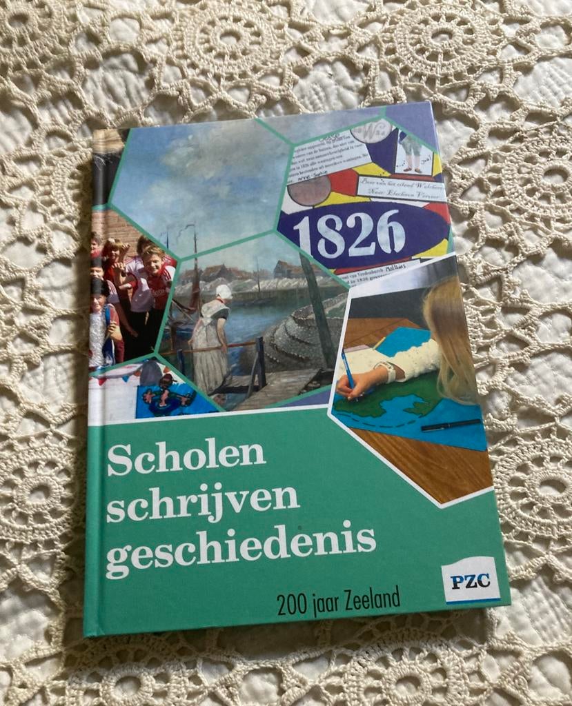 PZC- Scholen schrijven geschiedenis 200 jaar Zeeland, Ophalen of Verzenden, Zo goed als nieuw, Arnoud Stok