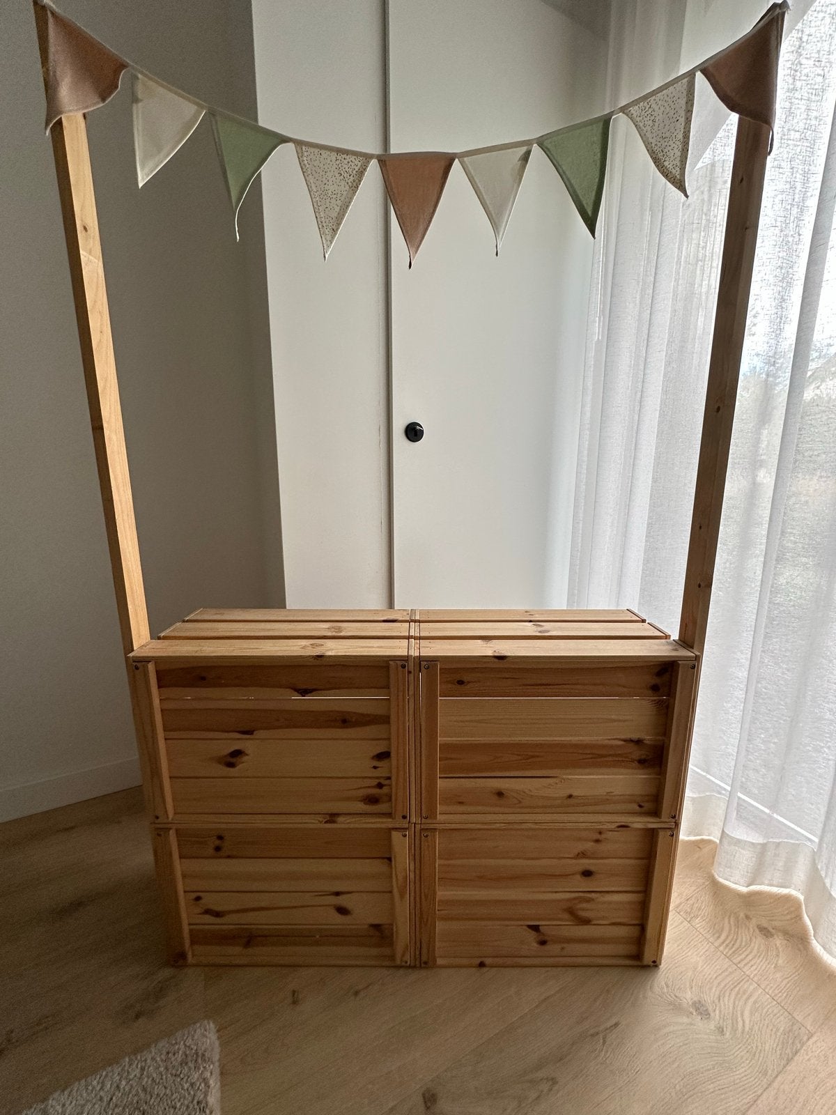 Houten marktkraam / speelkeuken met vlaggenlijn, Ophalen, Gebruikt, Jongen of Meisje