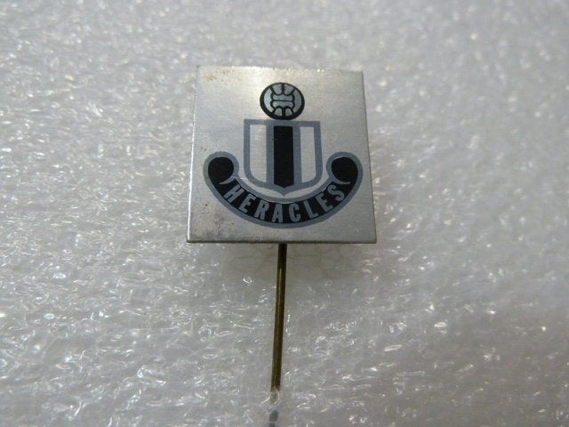 Heracles Almelo Speldje - Voetbalclub Pin, Ophalen of Verzenden, Gebruikt, Sport, Speldje of Pin