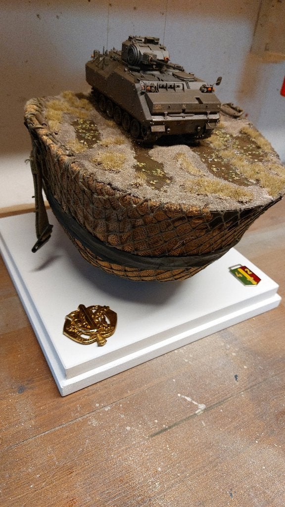 42 BLJ diorama in helm, Ophalen, Landmacht, Nederland, Miniatuur of Beeldje