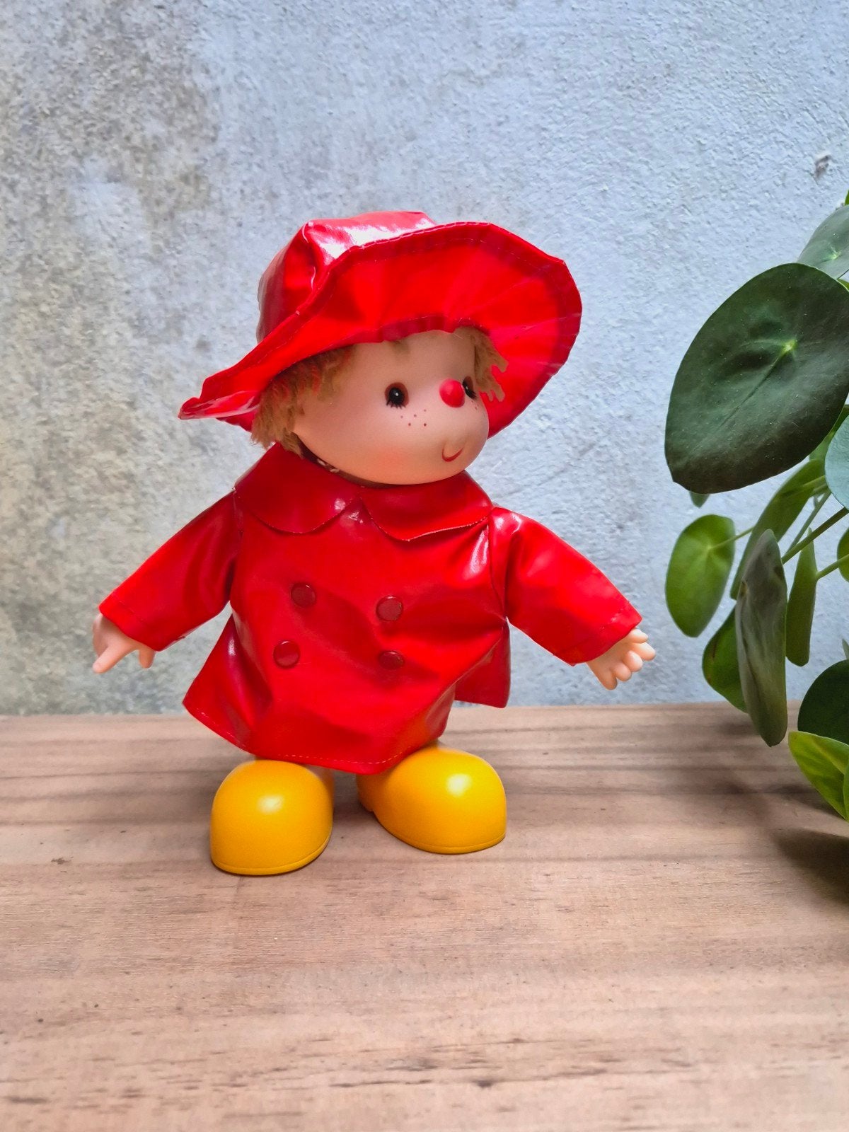 Vintage Babypop in Rode Regenjas en Gele Laarzen, Gebruikt, Komfy, Onbekend, Ophalen of Verzenden