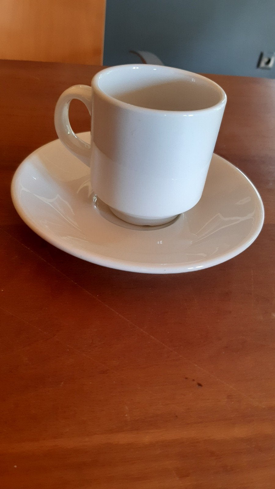 Witte koffiekop met schotel - 18 stuks, Ophalen, Zo goed als nieuw, Overige stijlen, Kop(pen) en/of Schotel(s)