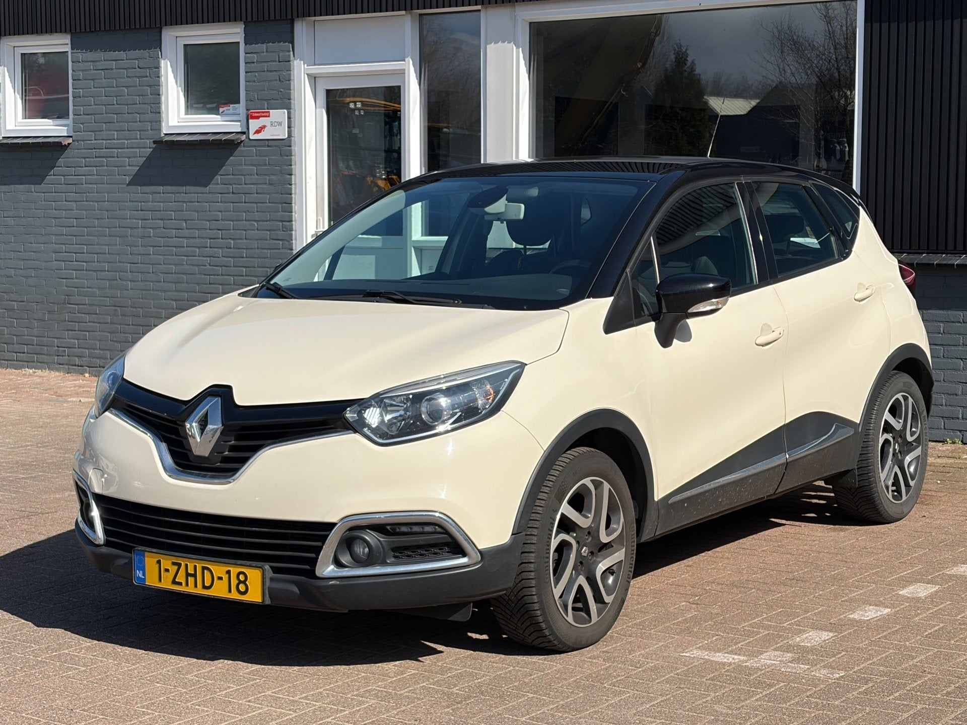 Renault Captur 0.9 TCe Dynamique / Nieuwe Ketting / NAP, Auto's, Voorwielaandrijving, Gebruikt, Origineel Nederlands, 3 cilinders