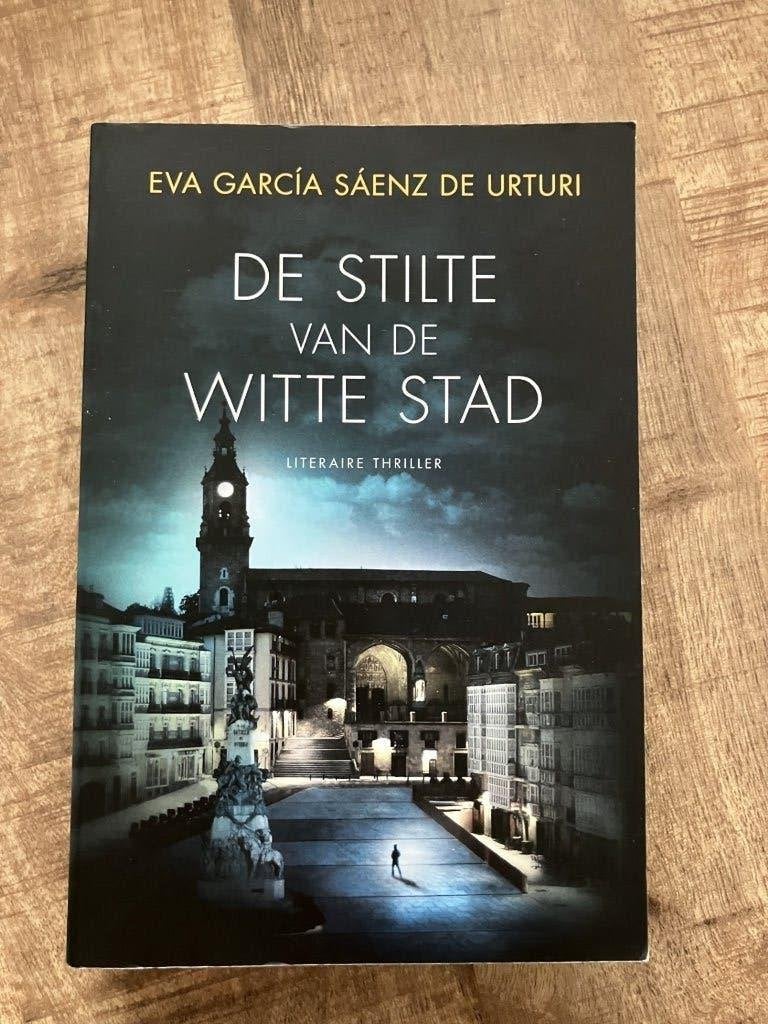 De stilte van de witte stad - Eva García Saenz de Urturi, Ophalen of Verzenden, Zo goed als nieuw