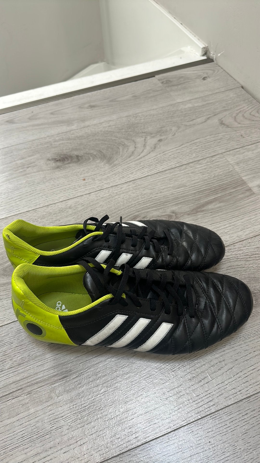 Adidas voetbal schoenen 45 maat, Ophalen of Verzenden, Zo goed als nieuw, Sportschoenen