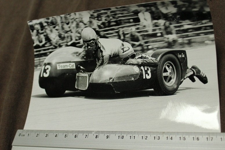 Foto zijspan coureurs Team Cat Rudi Hurth ?, Ophalen of Verzenden, Gelezen