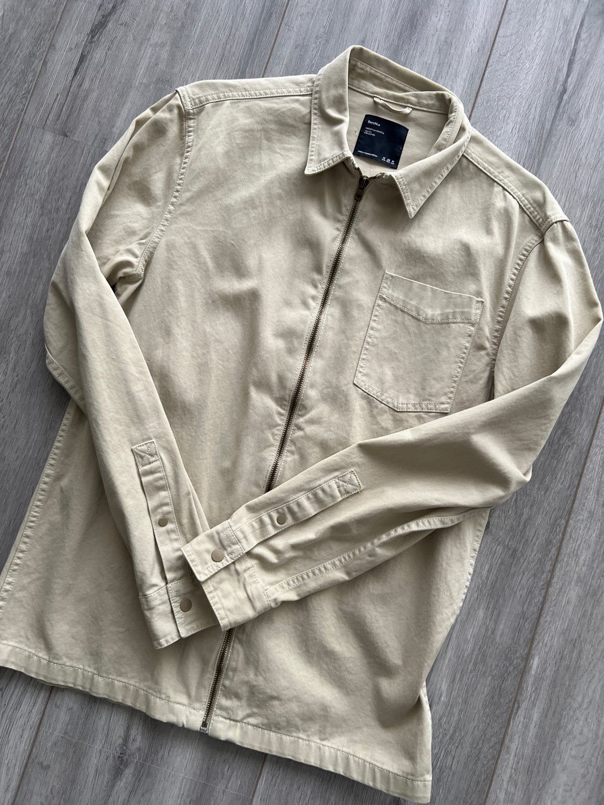 Bershka overhemd met rits, maat M, beige, Ophalen of Verzenden, Zo goed als nieuw, Maat 48/50 (M), Beige
