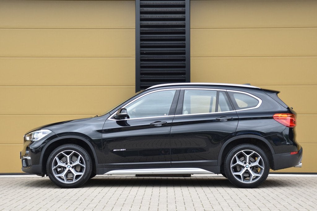BMW X1 sDrive20i Centennial High Executive * Head-up * Sport, 1998 cc, Met garantie (alle), Zwart, SUV of Terreinwagen