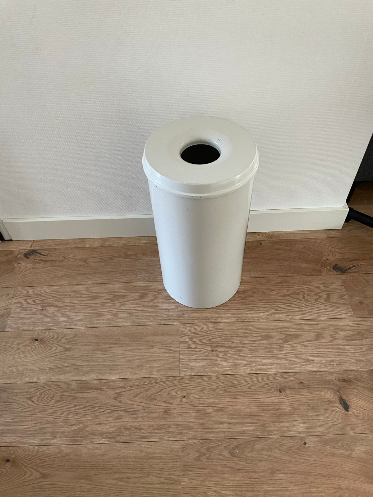 Witte afvalbak met inwerpopening, Ophalen, 50 – 75, Gebruikt, 20 tot 30 liter