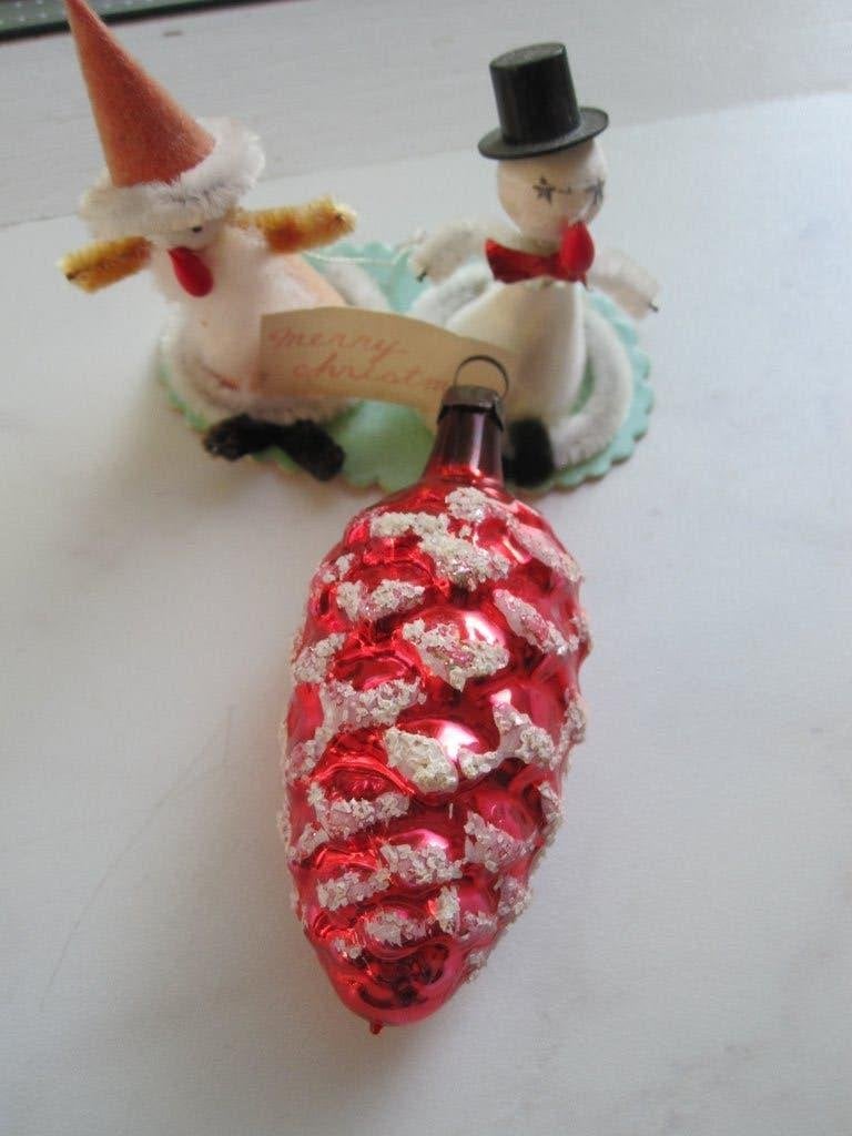 (Nr: 14) Vintage oude kerstbal: Dennenappel rood + gesuikerd, Diversen, Ophalen of Verzenden, Gebruikt