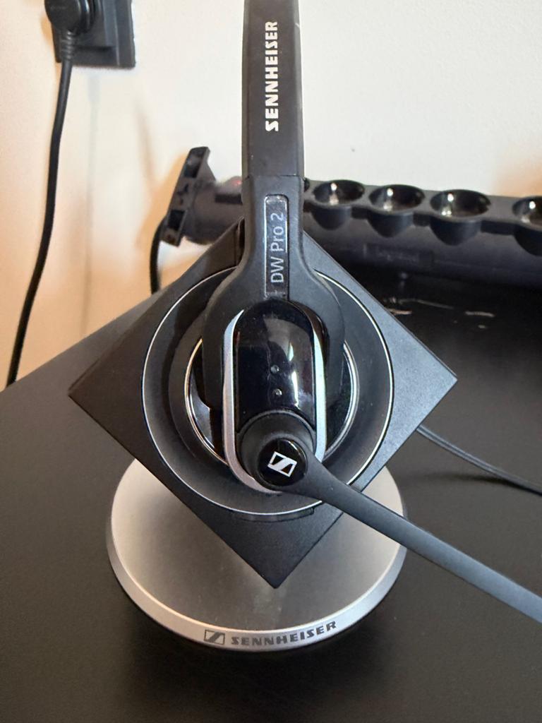Sennheiser DW Pro 2 draadloze headset + laadstation, Computers en Software, Headsets, Ophalen of Verzenden, Zo goed als nieuw