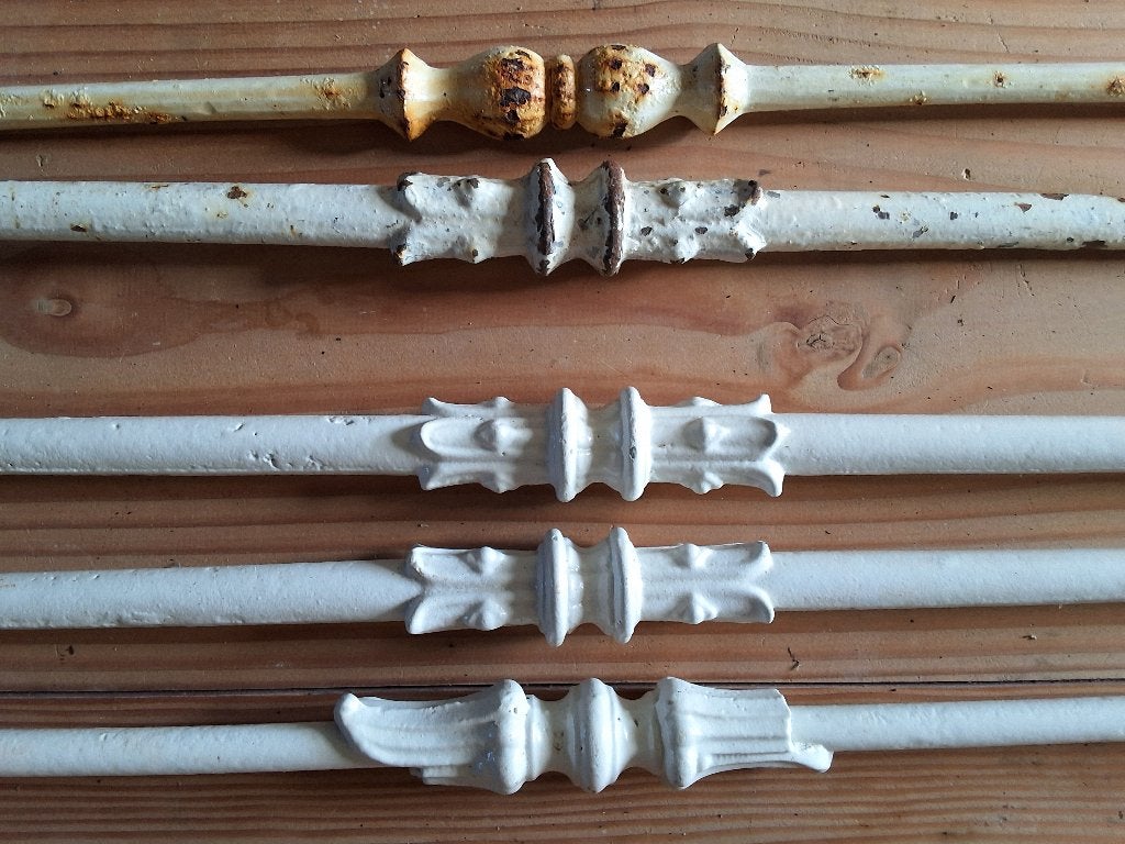 5 IJzeren Trapspijlen met ornamentje lengt ca. 70 cm, Ophalen