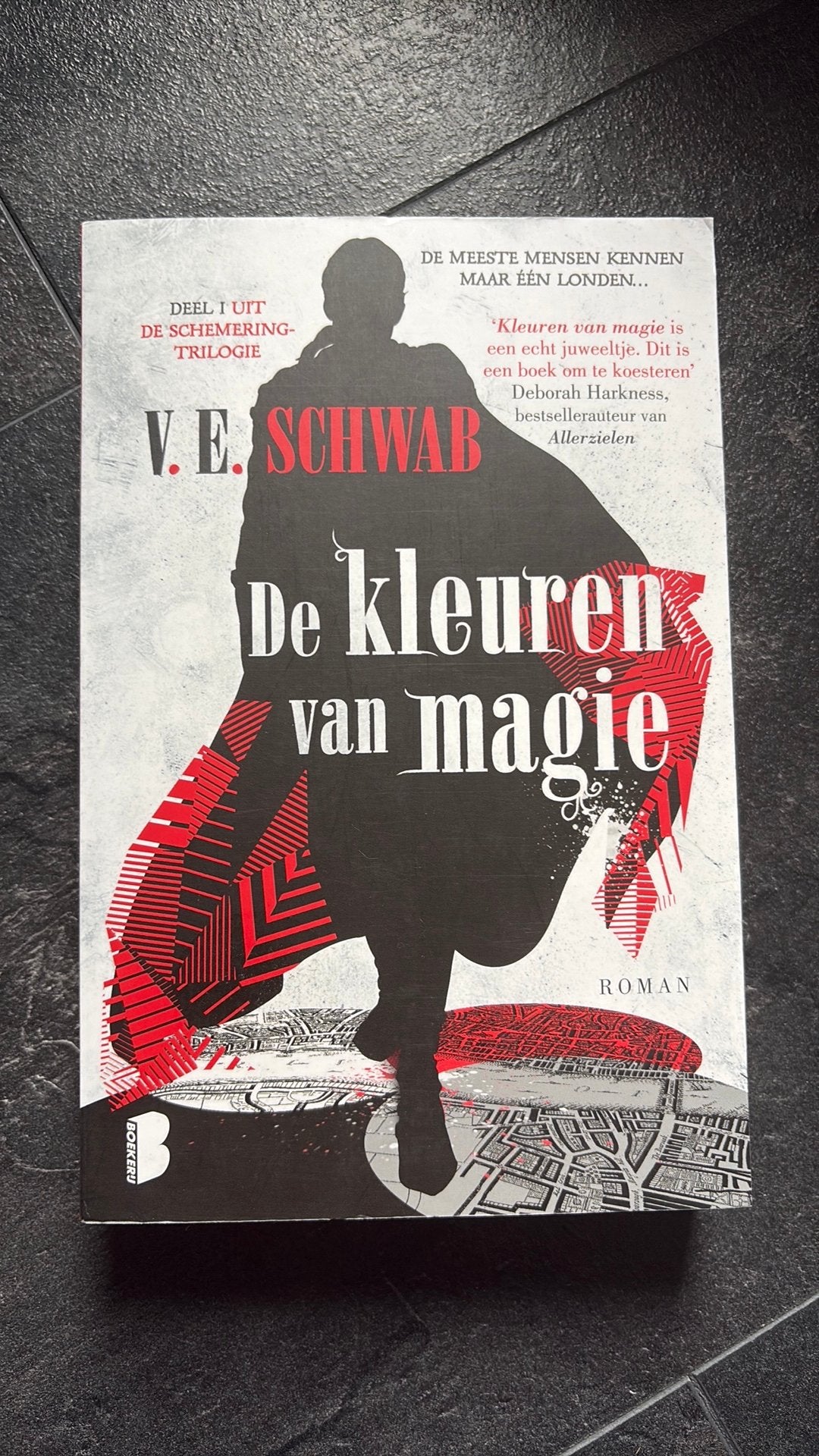 V.E. Schwab - De kleuren van magie, Boeken, Ophalen of Verzenden, Zo goed als nieuw, V.E. Schwab