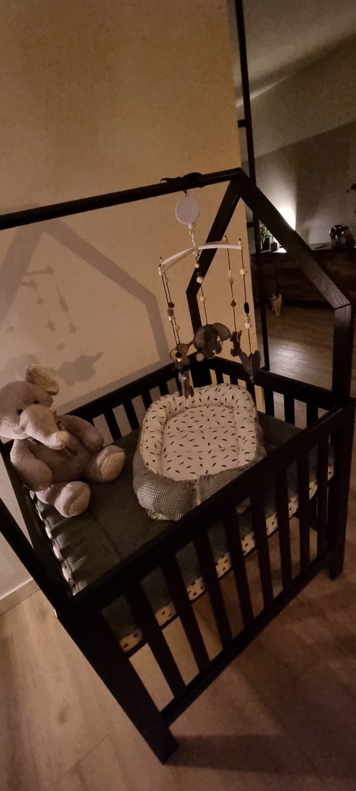 Babybox huisvorm - zwarte houten box, Ophalen, Gebruikt, Rechthoekig, In hoogte verstelbaar