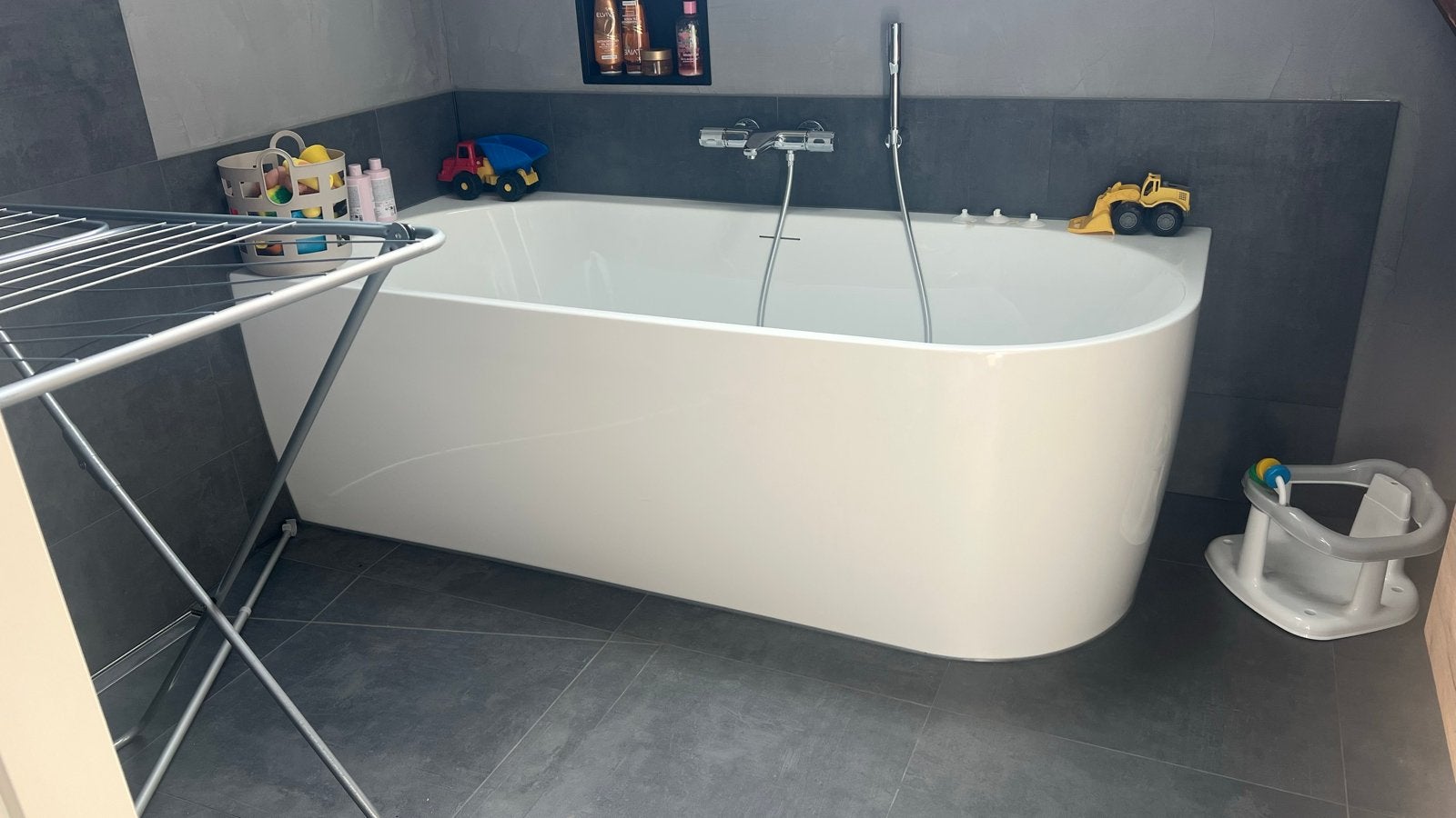 Vrijstaand hoekbad Luciano wit glanzend 170x80x58cm, Ophalen, Gebruikt