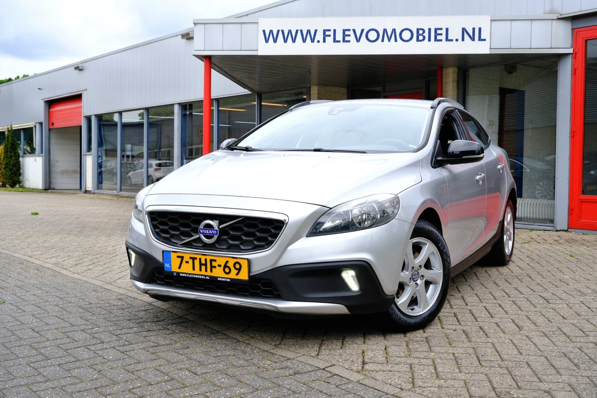 Volvo V40 Cross Country 1.6 T4 180pk Momentum Aut. Navi|Clim, Auto's, 1325 kg, Gebruikt, 4 cilinders, 700 kg
