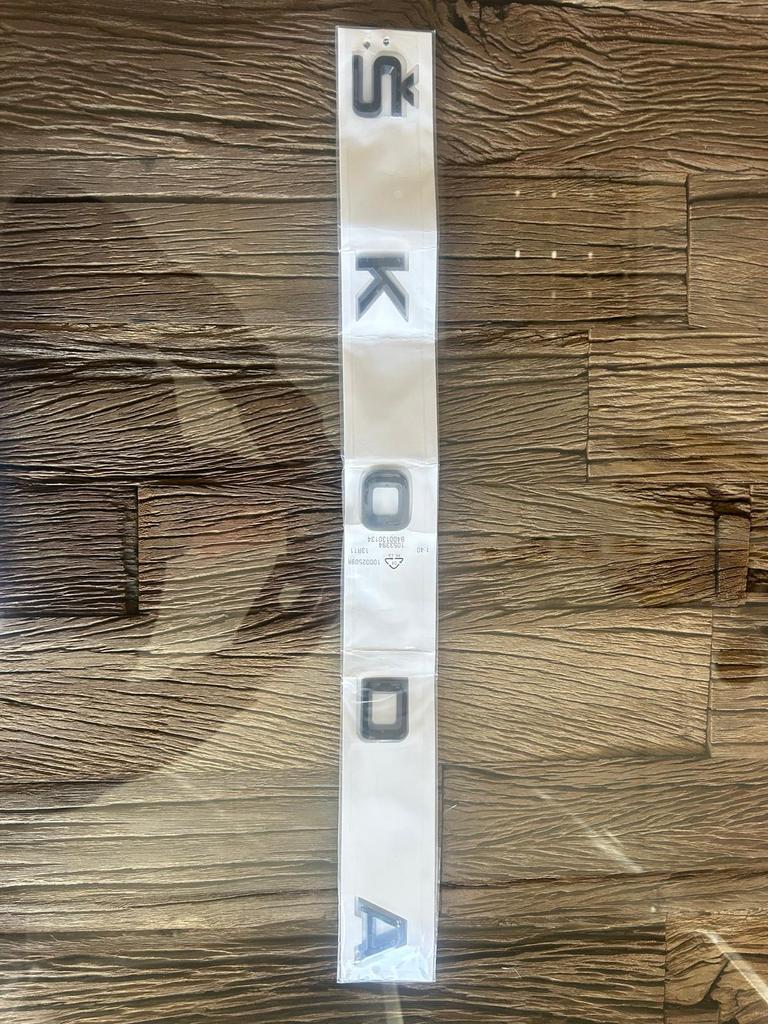 Skoda Logo achter Glimmend zwart NIEUW!, Ophalen of Verzenden
