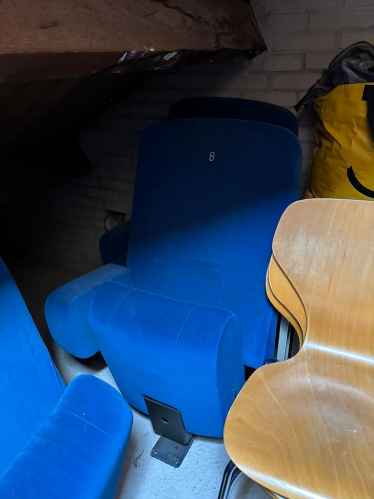 Bioscoopstoelen, Ophalen