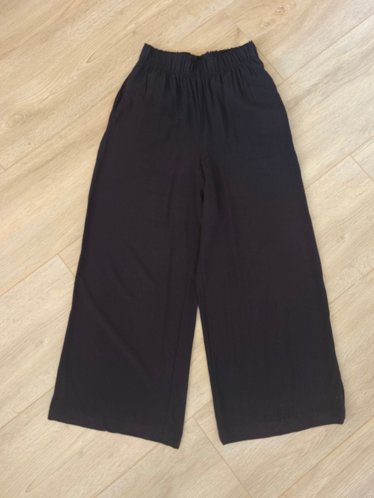 Nieuw - H&M palazzo broek met zakken enkel model - mt xs, H&M, Verzenden, Zwart, Nieuw
